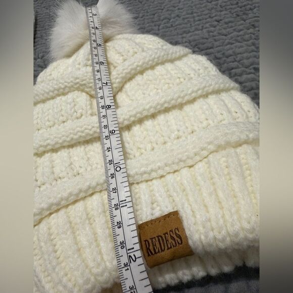 Redess Creamy white (ivory) Knit Beanie Hat with Faux Fur Pom – Soft & Cozy - Picture 9 of 15
